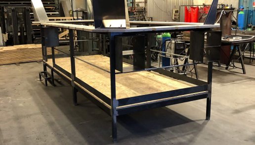 Fabrication et installation d'un poste de montage en acier et bois