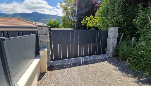 Réalisation d’un ensemble portail coulissant et clôture en aluminium contemporaine sur-mesure - 38